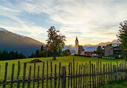 Kirche in Mösern mit Zaun