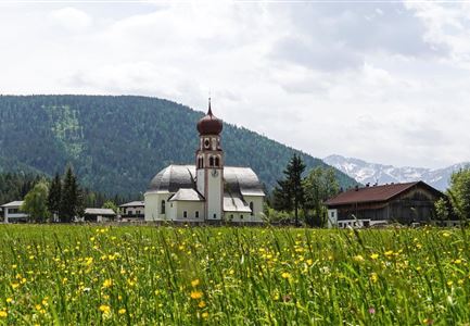 Pfarrkirche St. Magdalena im Sommer