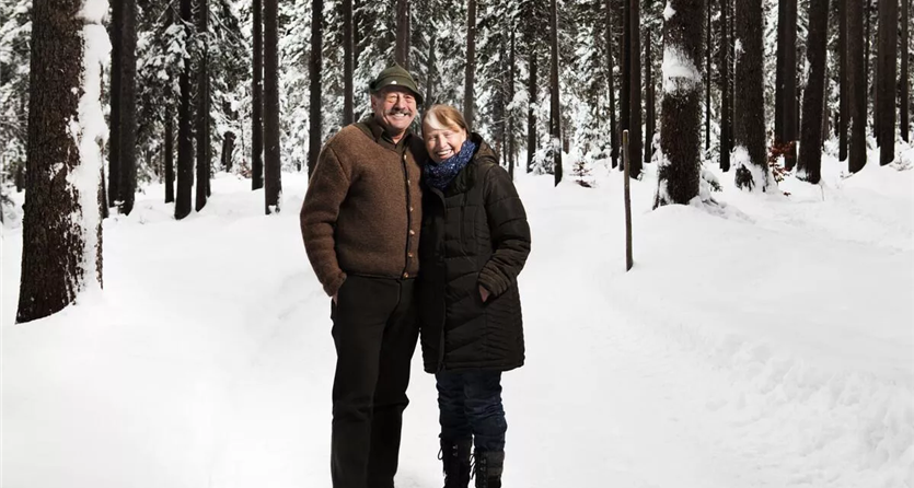 Monika und Bantl Hansi im verschneiten Winterwald
