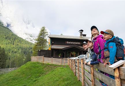Familien-Weitwanderung im Gaistal - Familie am Zaun vor Gaistalalm.jpg