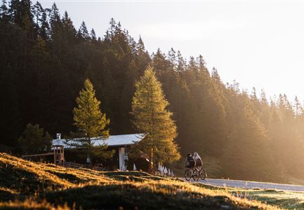 Radfahrerin beim Sonnenaufgang im Gaistal - 02.jpg