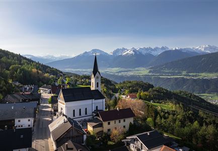 Reith im Frühling bei Morgenstimmung - Drohnenaufnahme Kirche mit Blick ins Inntal.jpg