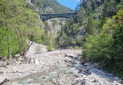 Schlossbachklamm mit Bahnstrecke - Reith.jpg